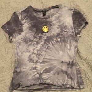 Hi I’m selling a marbled t shirt from rue-21.